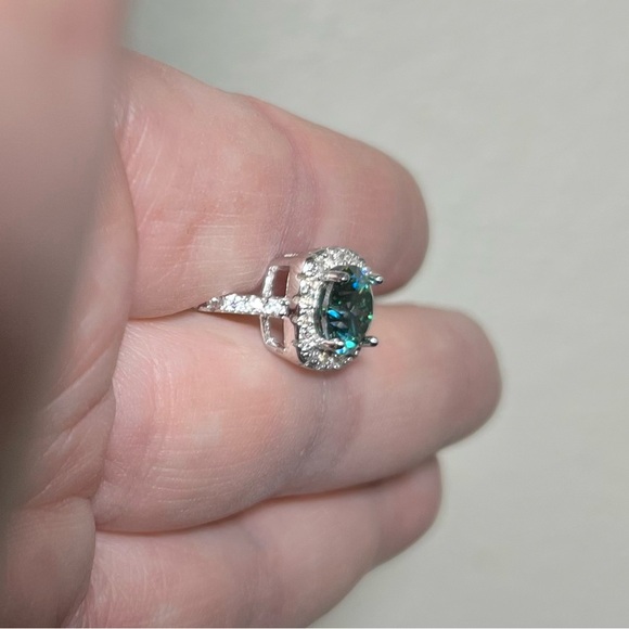 Elegant Green Moissanite Stone Silver Ring - Picture 4 of 5
